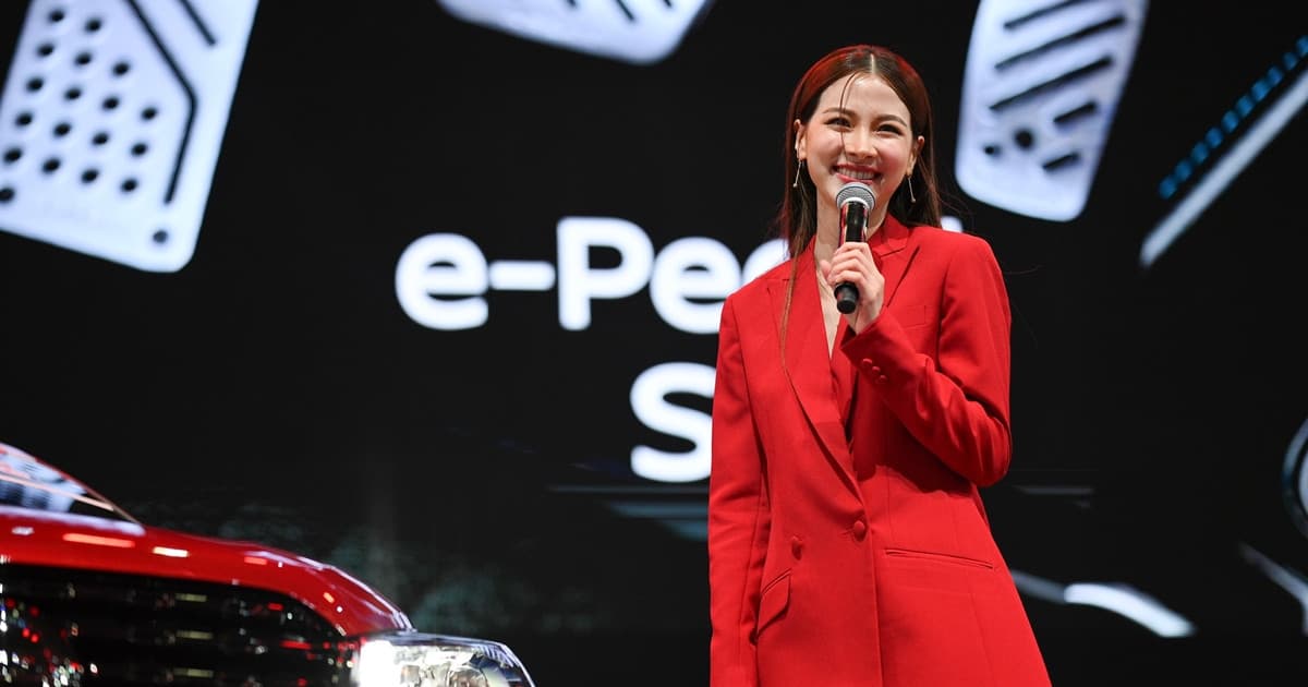 ใบเฟิร์น รับบทเซลส์ขายรถที่บูธนิสสัน ในงาน Motor Expo 2023 โชว์สกิลขาย นิสสัน คิกส์ อี-พาวเวอร์ แบบฉบับคนใช้จริง