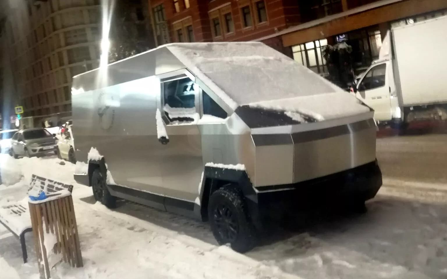 รถตู้เหล็กปริศนาในรัสเซีย หน้าตาเหมือน Tesla Cybertruck เวอร์ชันไซไฟ