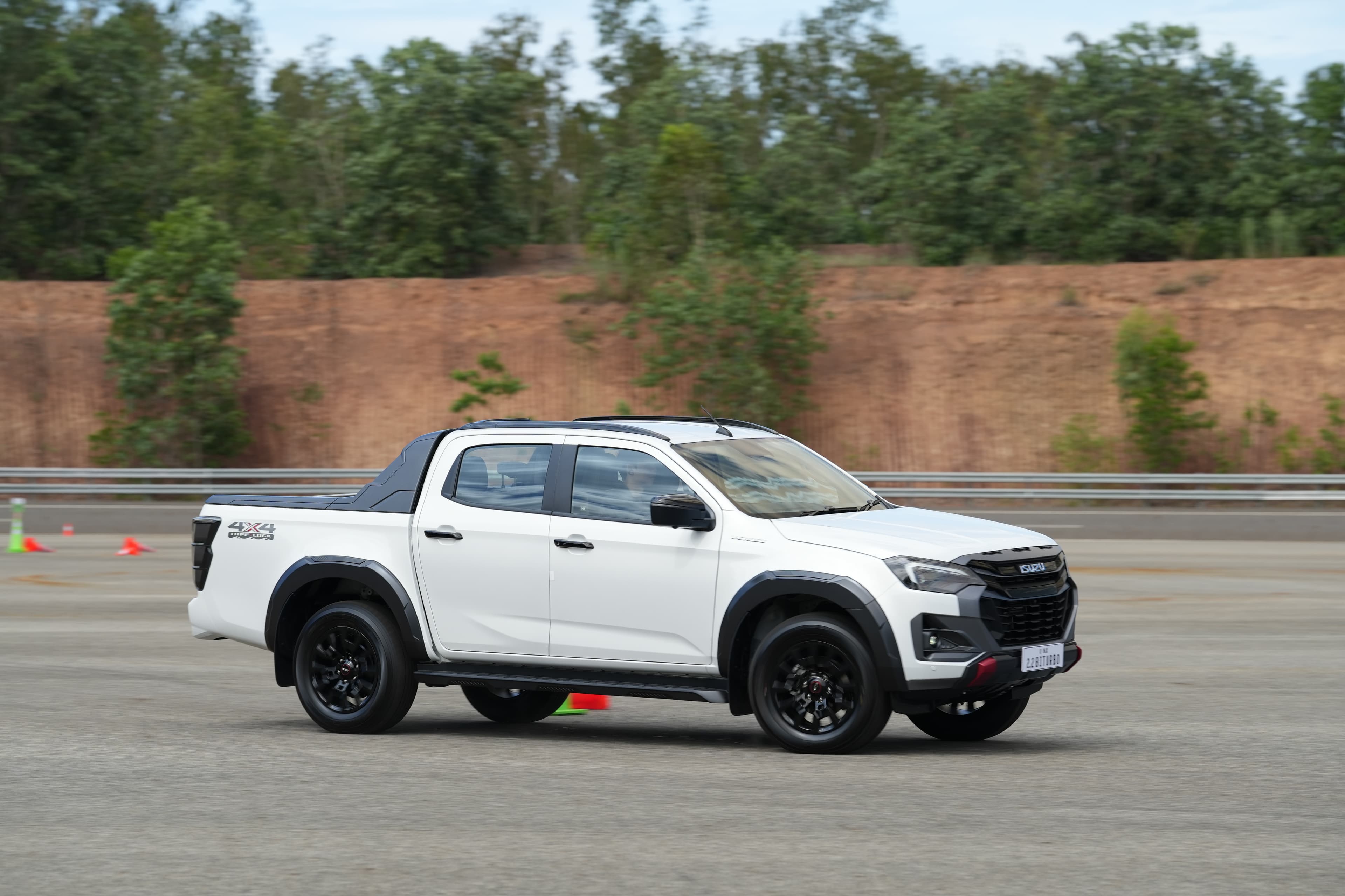 ครั้งแรกในโลก อีซูซุ ขุมพลังใหม่  ISUZU 2.2 Ddi MAXFORCE Biturbo รองรับไบโอดีเซล B20 ทั้งใน D-MAX และ MU-X ใหม่