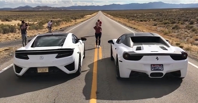 พามาดู Acura NSX พบ Ferrari 458 Spider ในศึก Drag Race