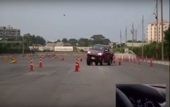 ชมคลิ๊ป Moose Test ฝีมือคนไทย กับกระบะ Hilux Revo