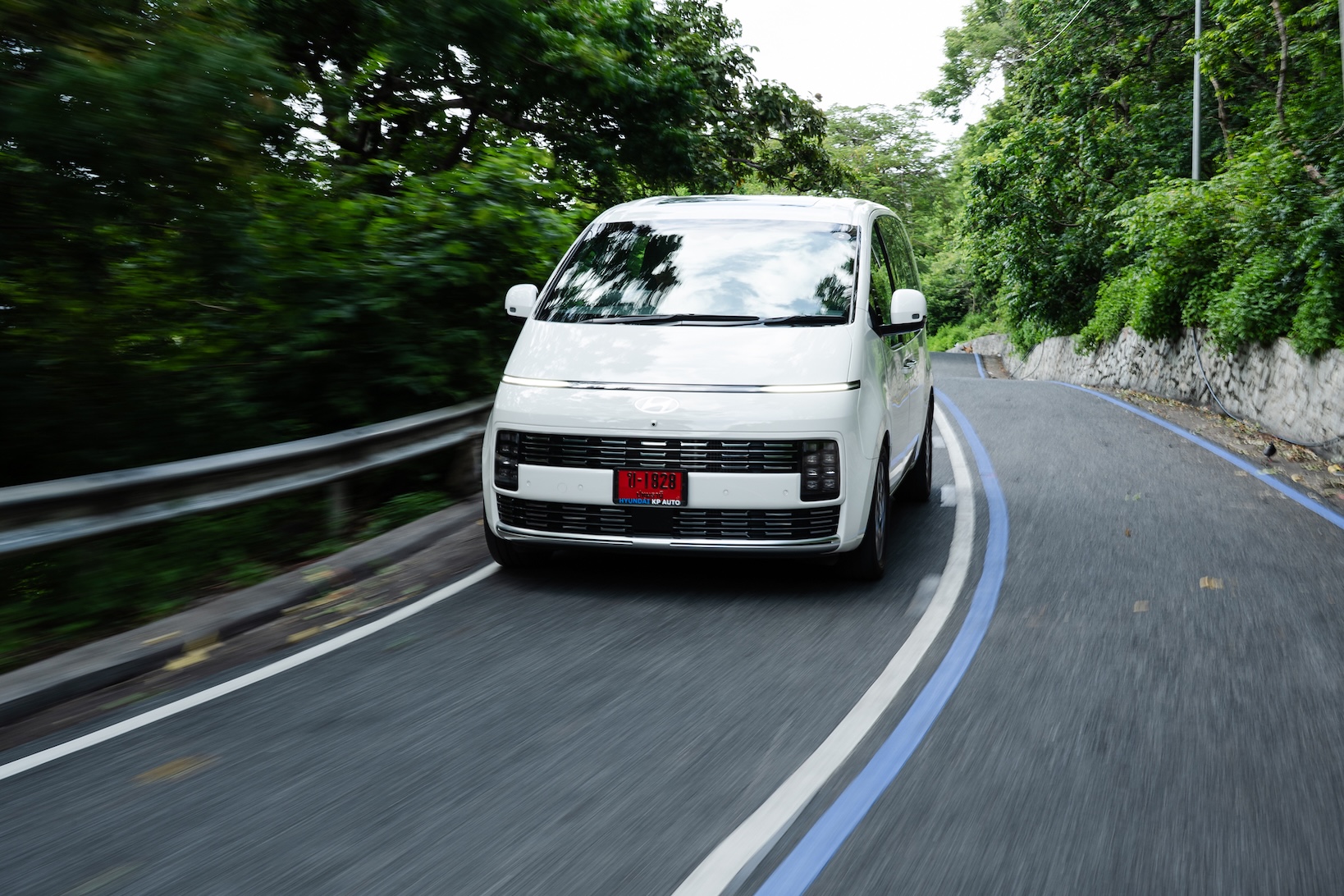คันใหญ่ แต่ไม่ใช่เรื่องใหญ่หลังพวงมาลัย The new STARIA Hybrid ขับง่ายกว่าที่คิด พร้อมพื้นที่ให้ทุกคนเดินทางไปด้วยกัน